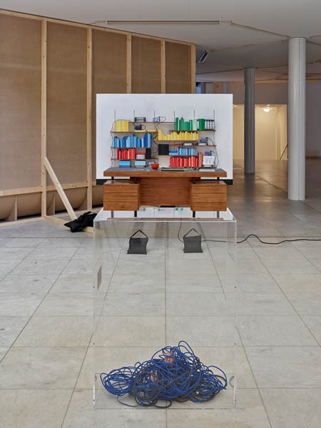 I haven’t had the imagination to think that something wouldn’t be me (Amos’ Desk), 2018 If only I could put it back together again (Amos’ office), 2018 Photo: Achim Kukulies, Düsseldorf