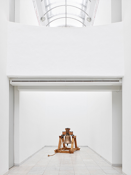 Hiwa K, The Bell, 2020; courtesy the artist, KOW Berlin and Ida Pisani, 2021_01, Ausstellungsansicht Museum Abteiberg Foto: Achim Kukulies, 2021