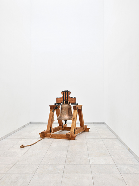 Hiwa K, The Bell, 2020; courtesy the artist, KOW Berlin and Ida Pisani, Ausstellungsansicht Museum Abteiberg, Foto: Achim Kukulies, Düsseldorf, 2021