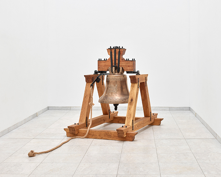 Hiwa K, The Bell, 2020; courtesy the artist, KOW Berlin and Ida Pisani, 2021_03, Ausstellungsansicht Museum Abteiberg Foto: Achim Kukulies, 2021