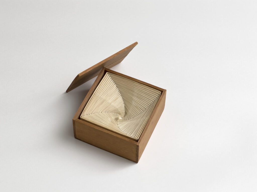 Mieko Shiomi, Endless Box, 1964, Holzbox mit 34 ineinandergestellten, weißen Papierschachteln, 
15,4 x 15,2 x 8 cm, Herausgeber: George Maciunas, Edition Fluxus, New York, Foto: Achim Kukulies